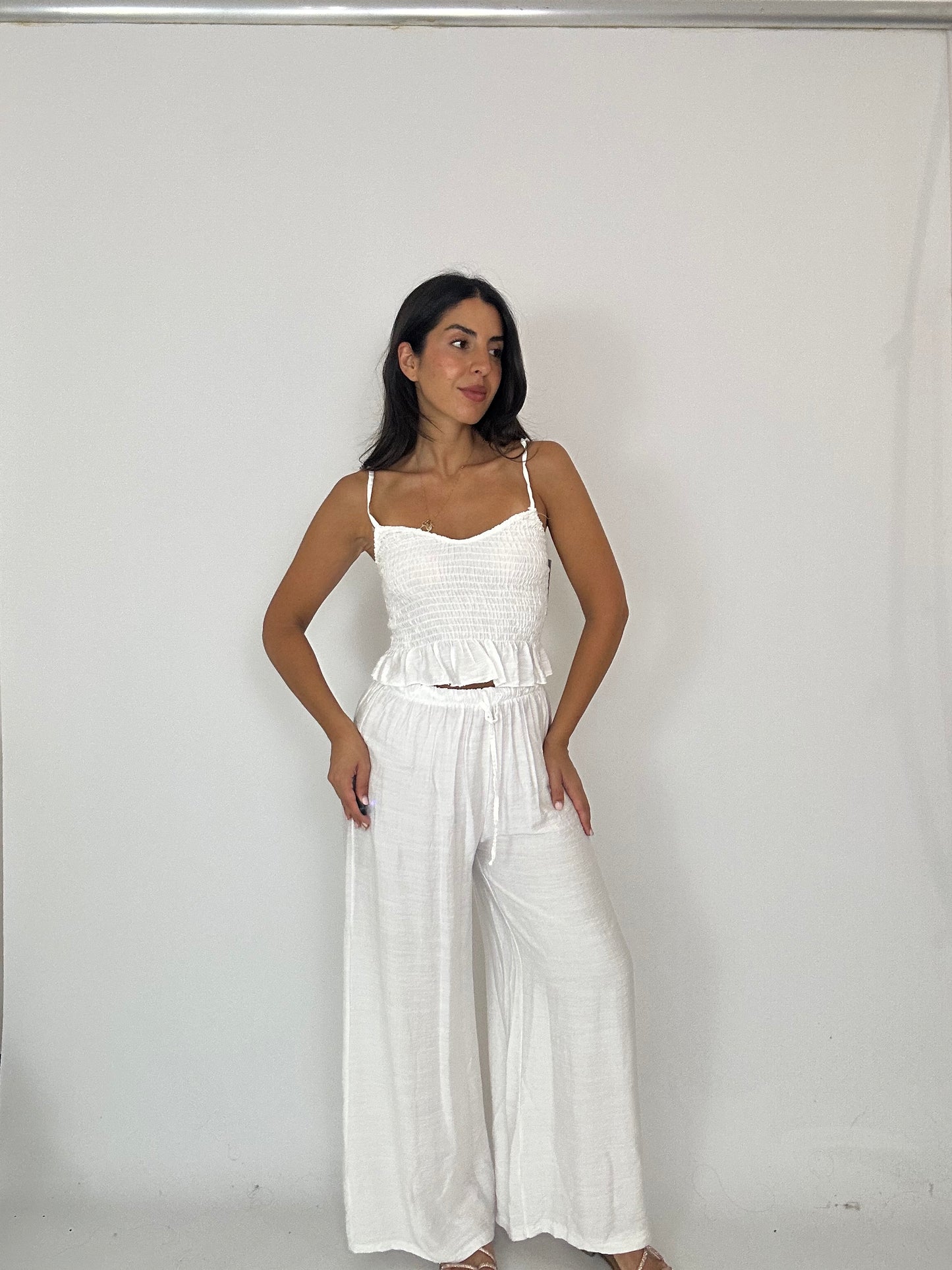 Coordinato top arricciato e pantalone bianco