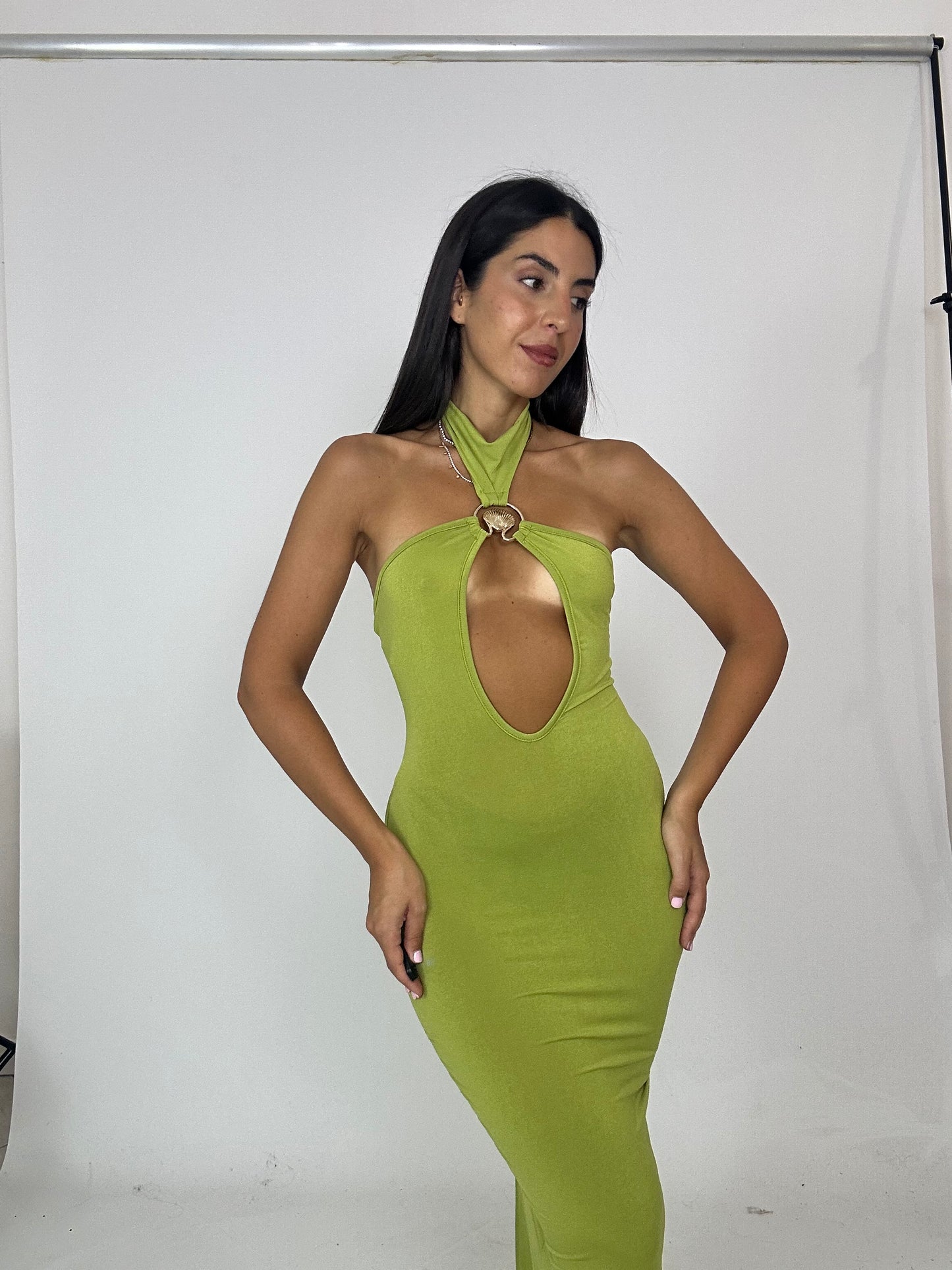 Abito verde con apertura sul seno