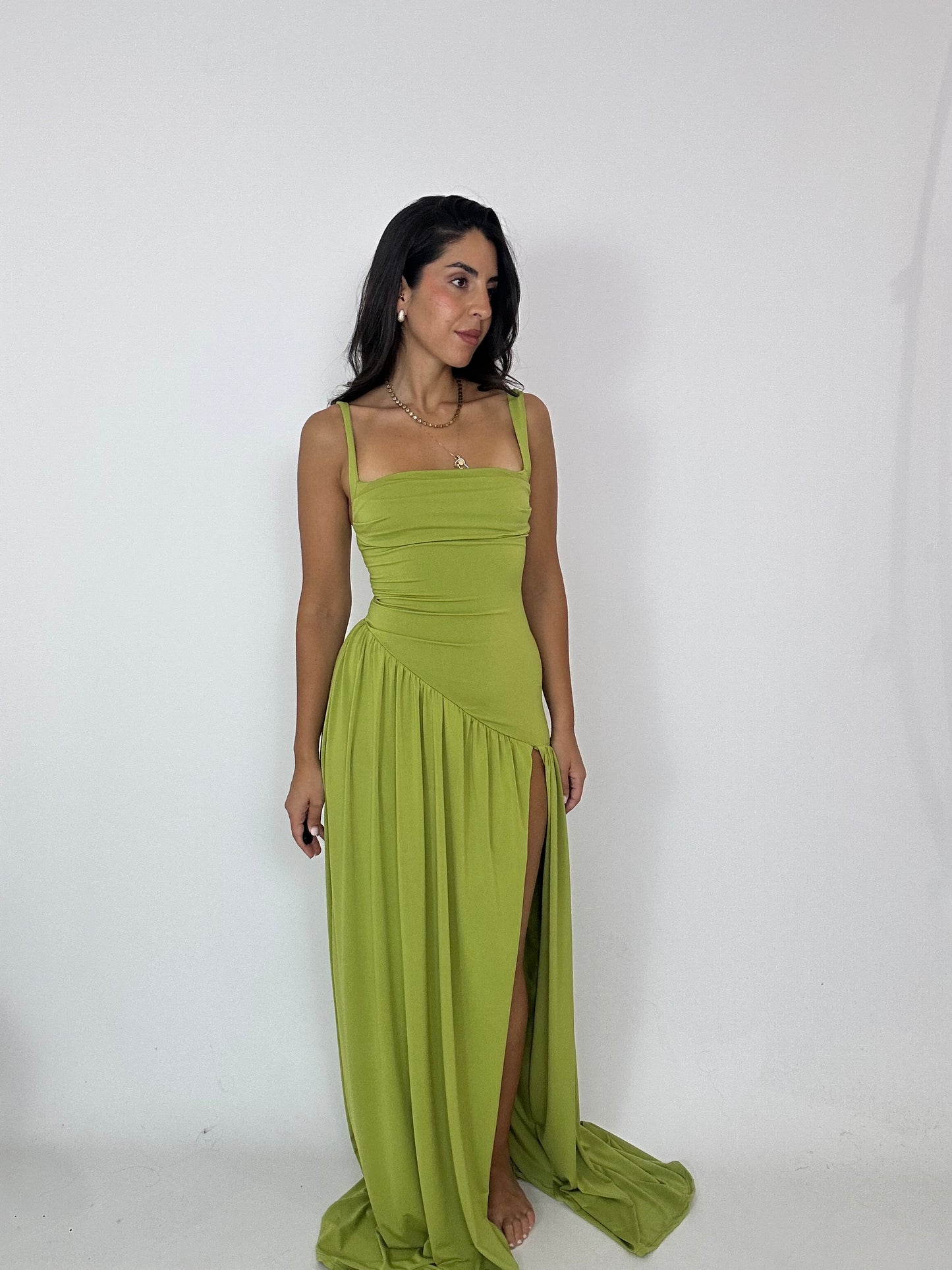 Abito verde con spacco