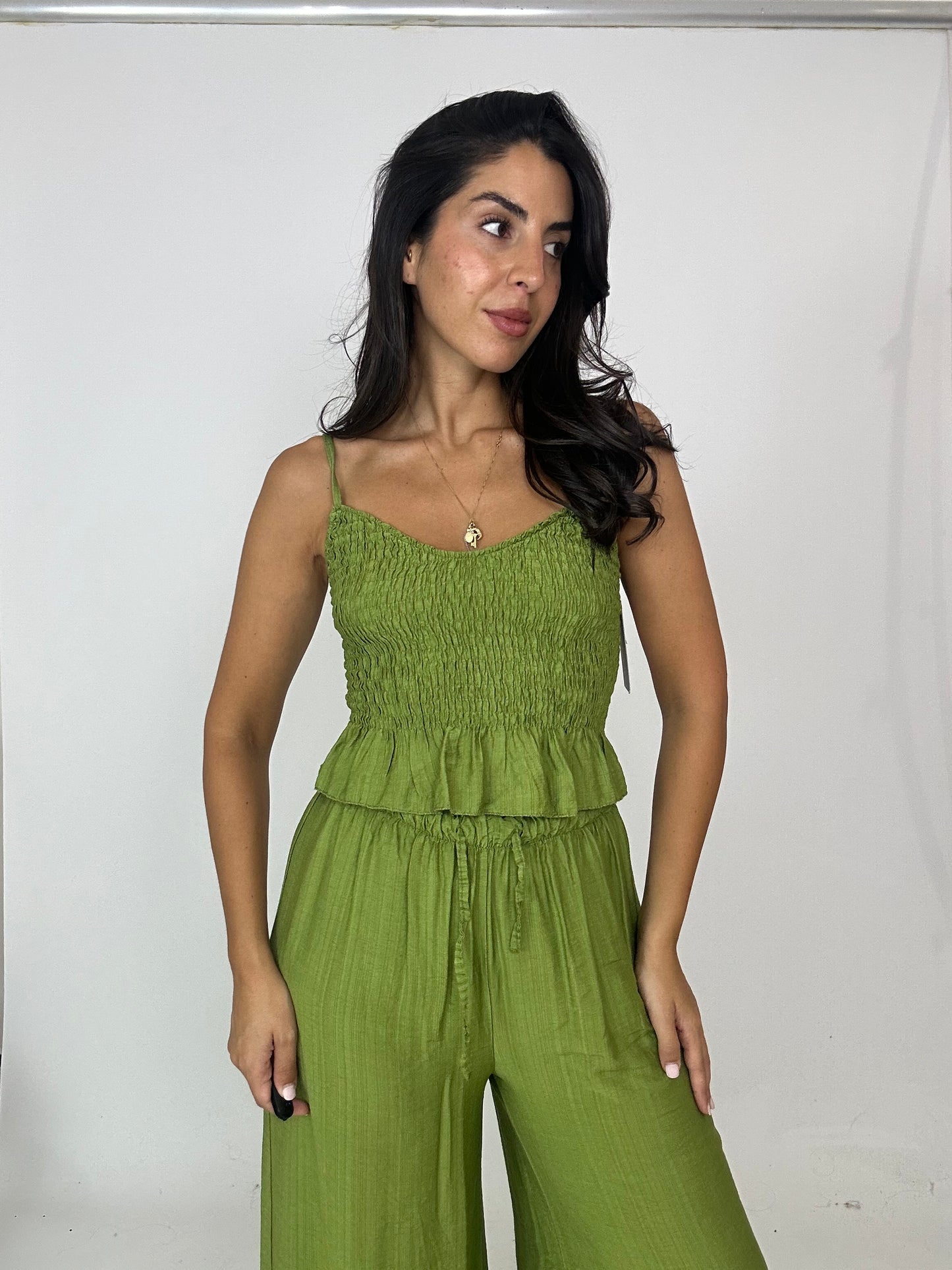 Coordinato top arricciato e pantalone verde