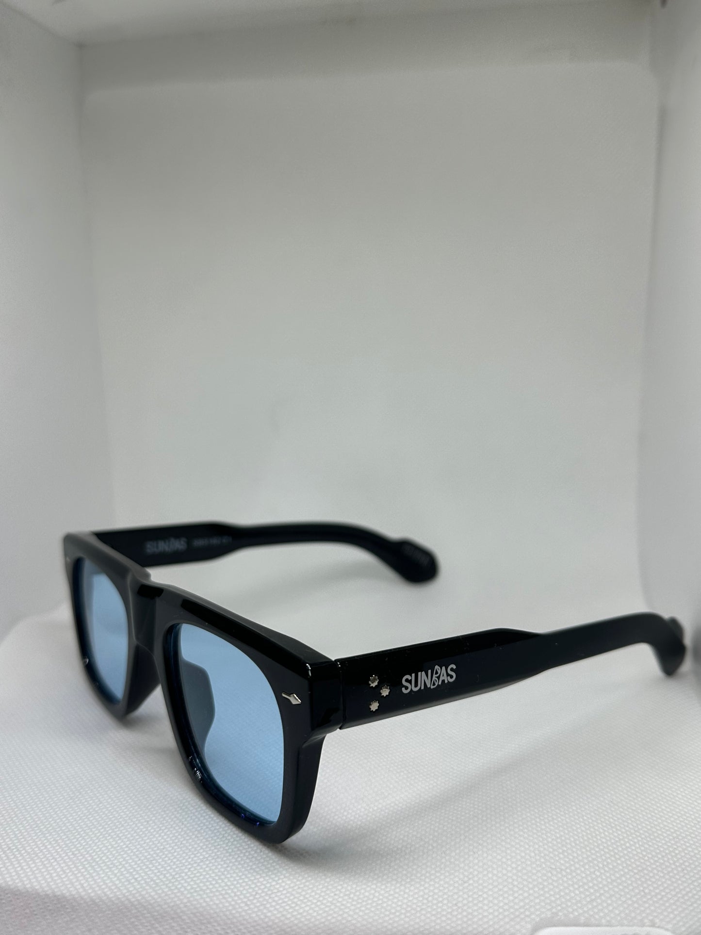Occhiali neri lente azzurra