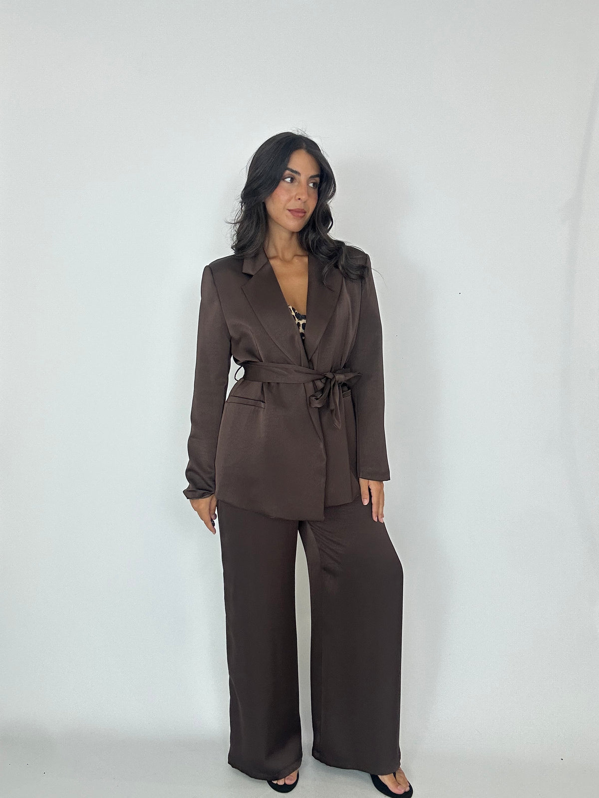 Tailleur in raso marrone