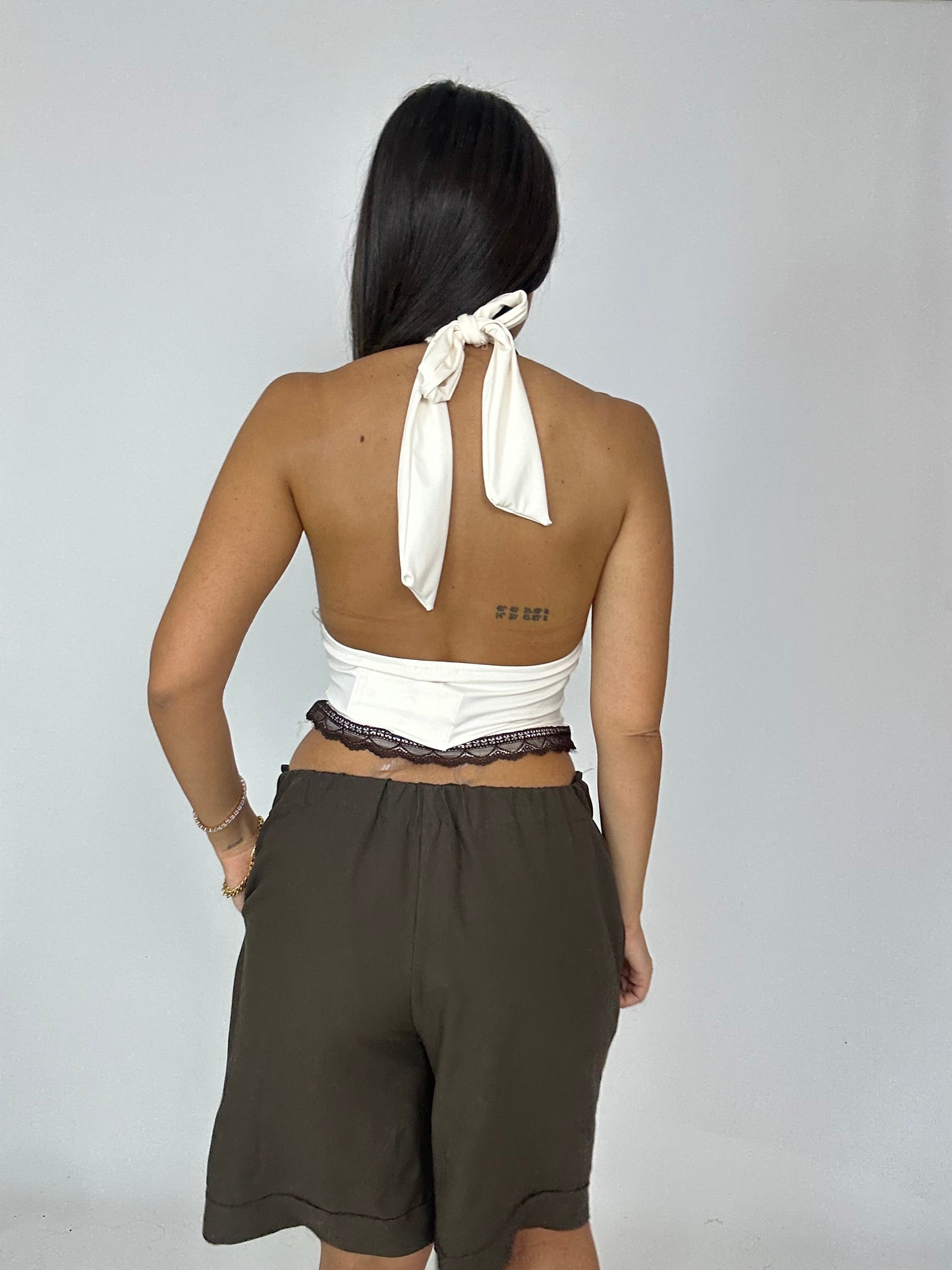 Top scollato bianco bordo marrone