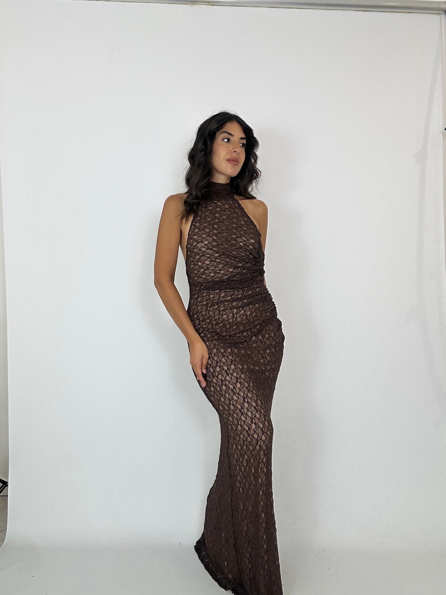Abito marrone scollato sul retro