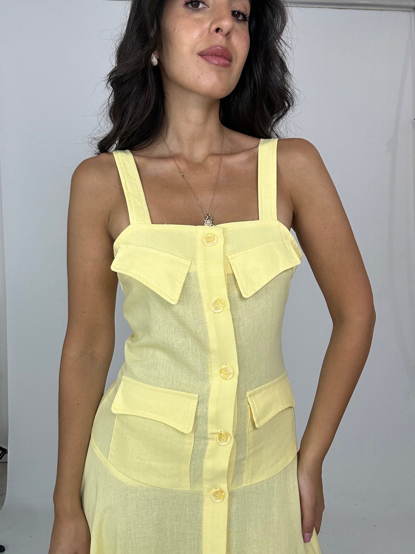 Abito giallo in cotone con bottoni