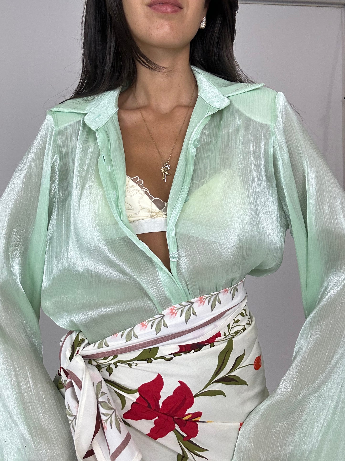 Camicia velata verde con spallina