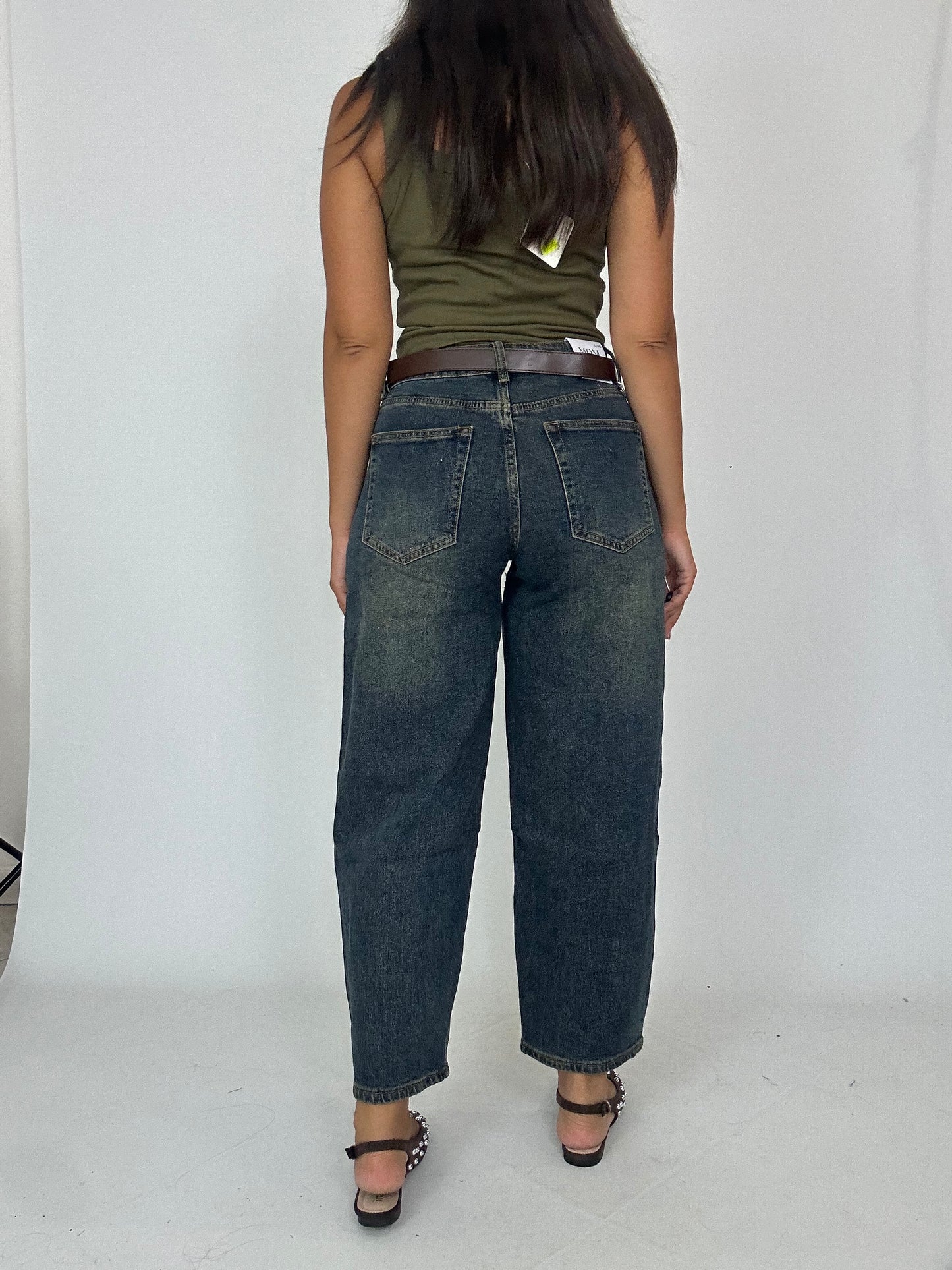 Jeans con cinturino marrone