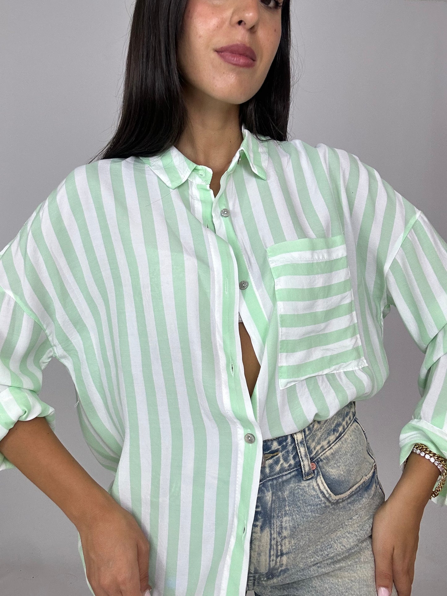 Camicia verde e bianca