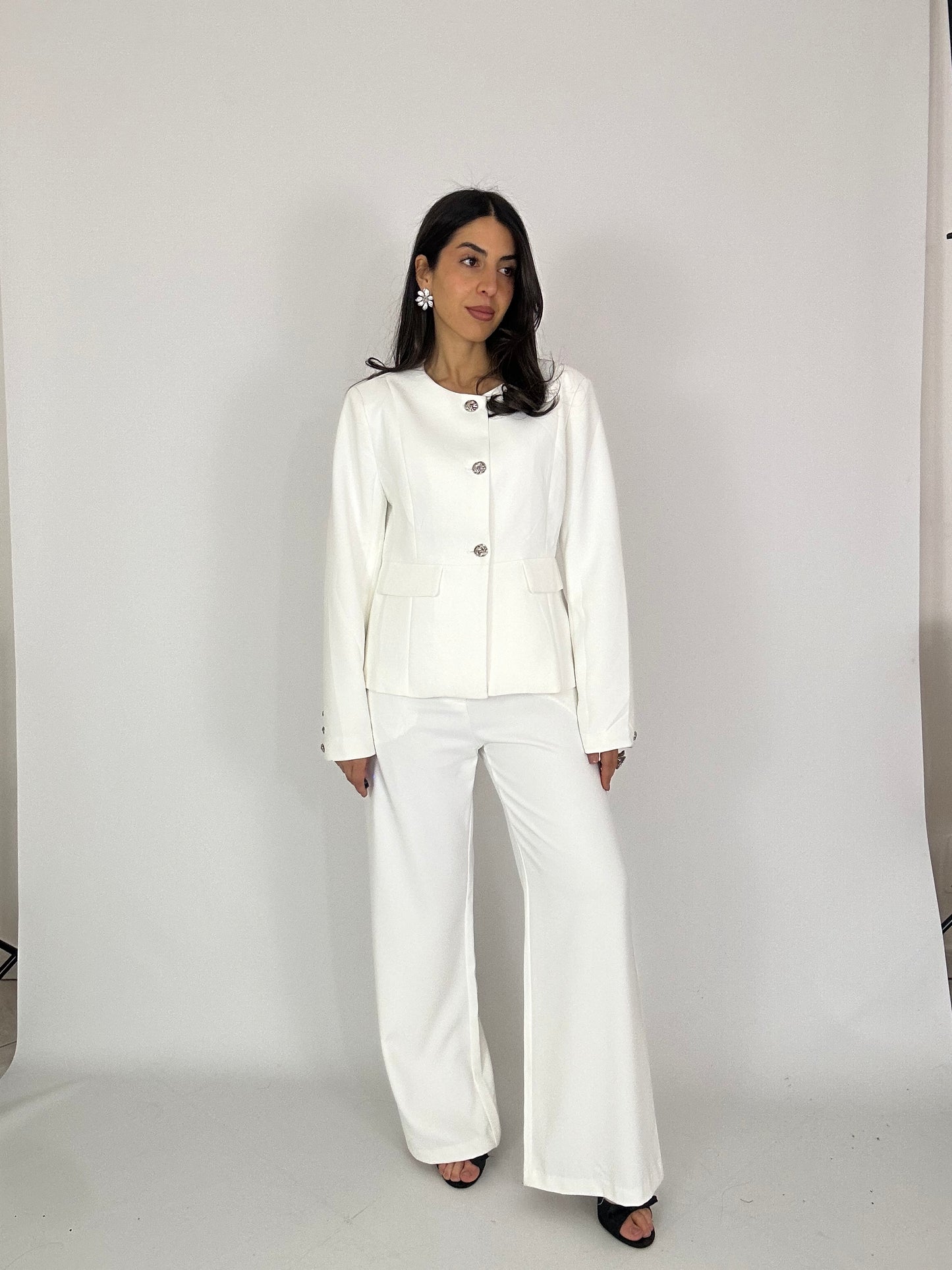 Tailleur bianco-bottoni argento