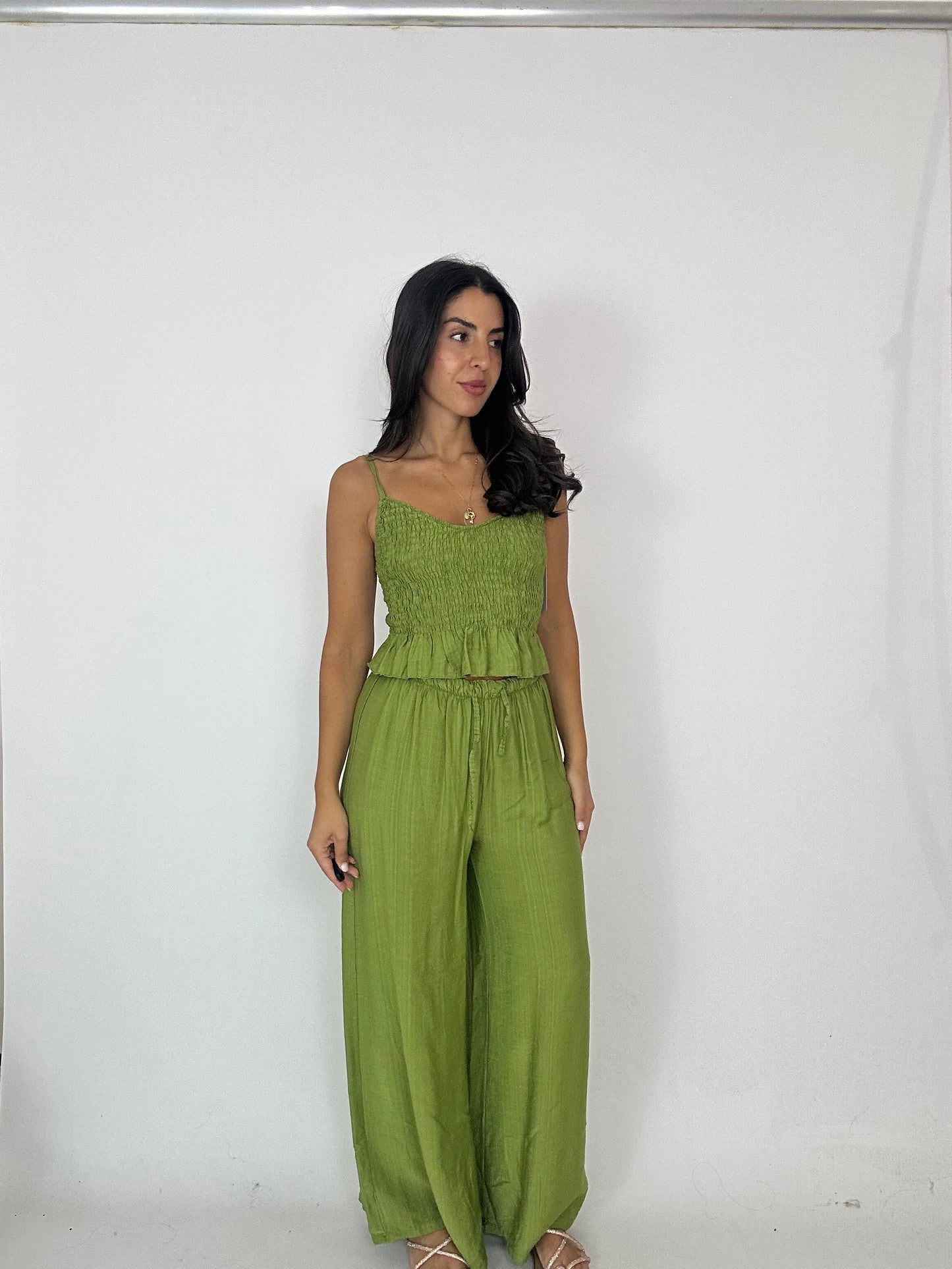 Coordinato top arricciato e pantalone verde