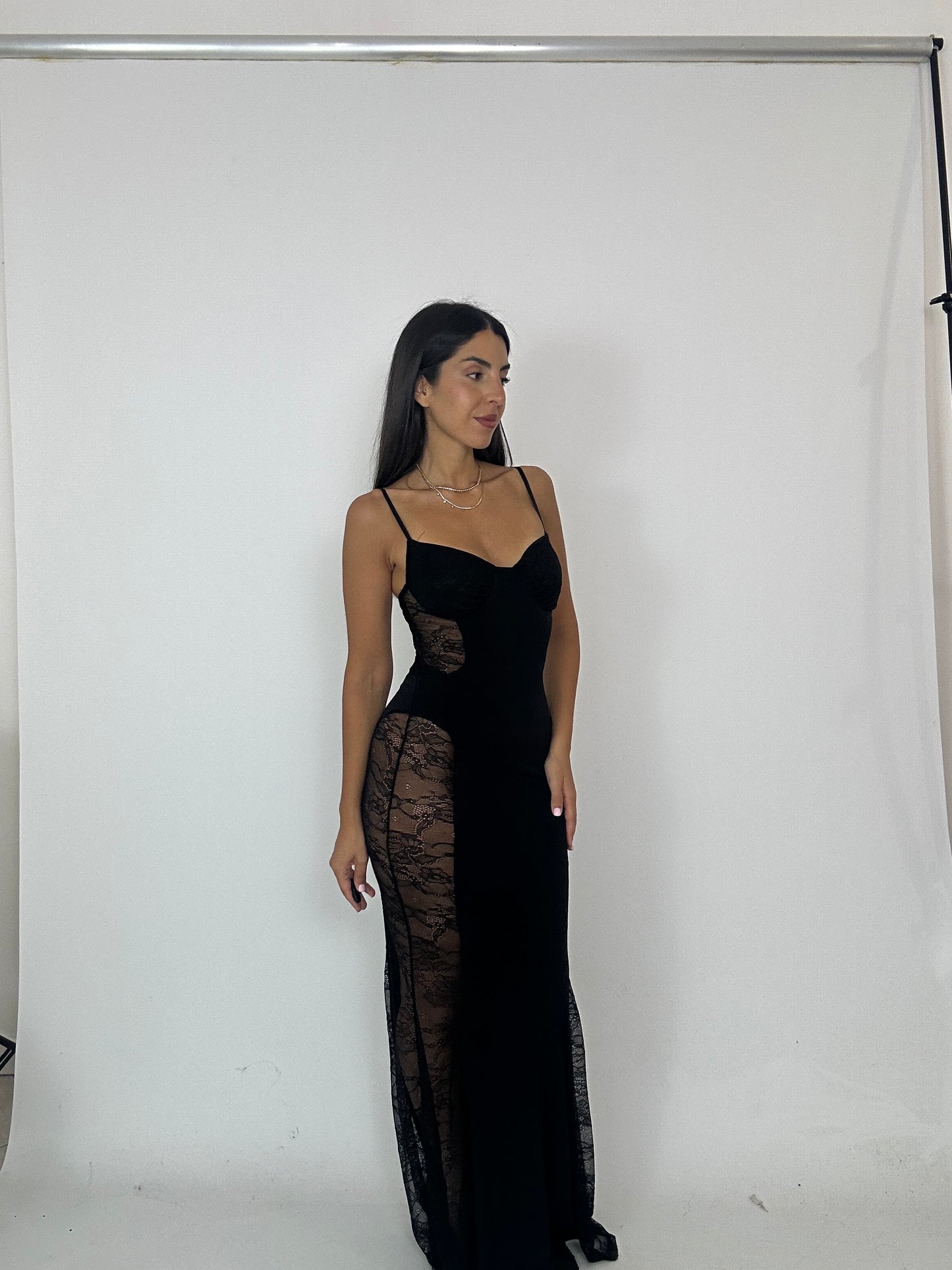 Tubino nero con pizzo nei lati