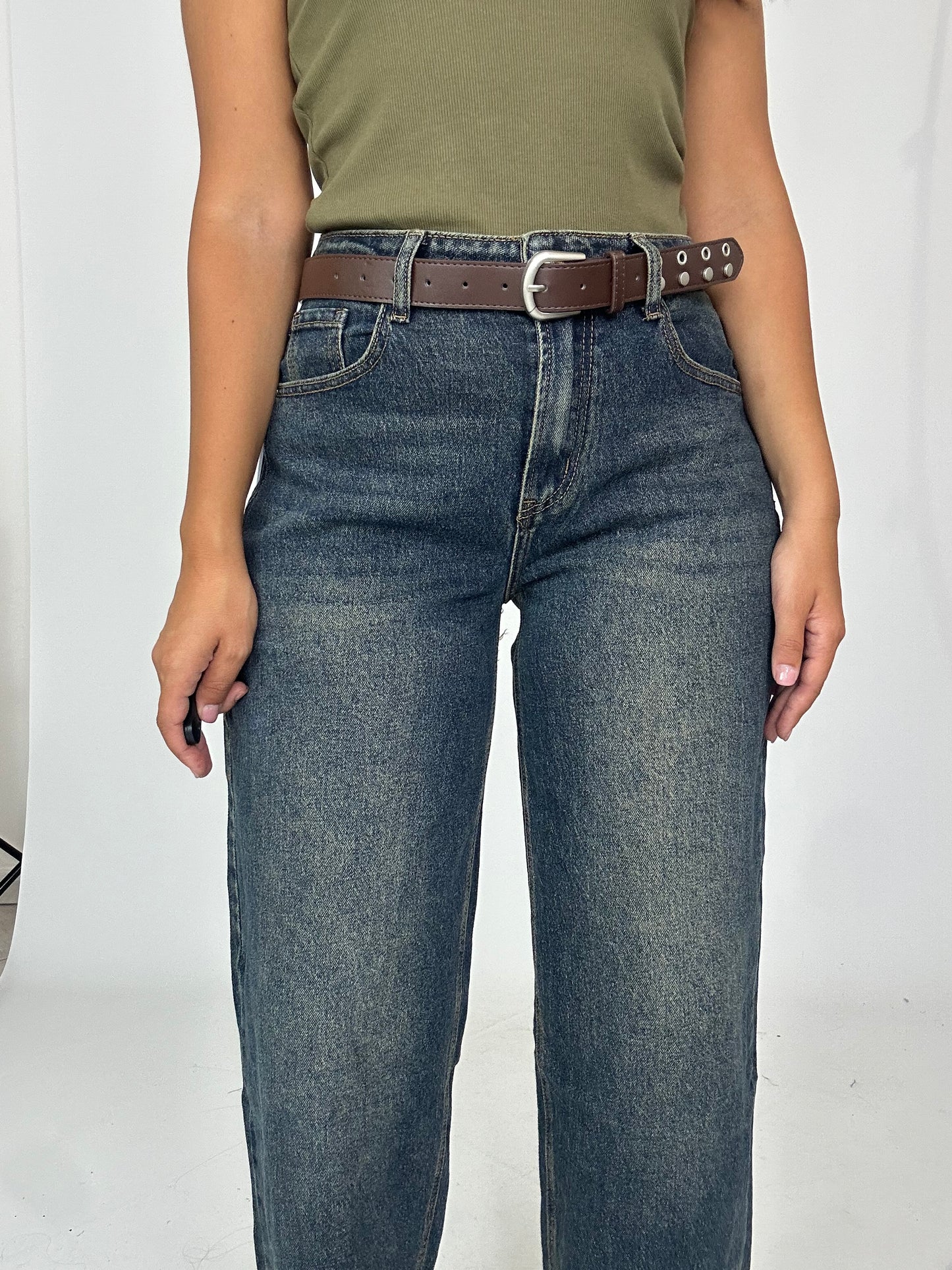Jeans con cinturino marrone