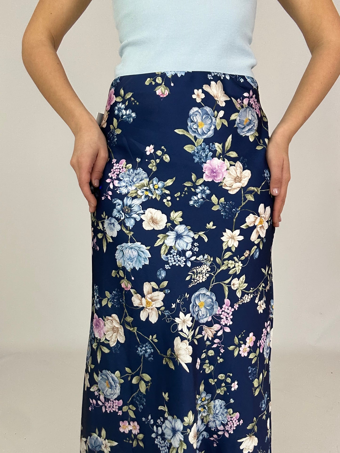 Gonna in raso con fiori- blu