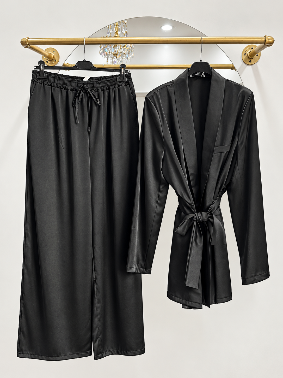 Tailleur in raso nero curvy