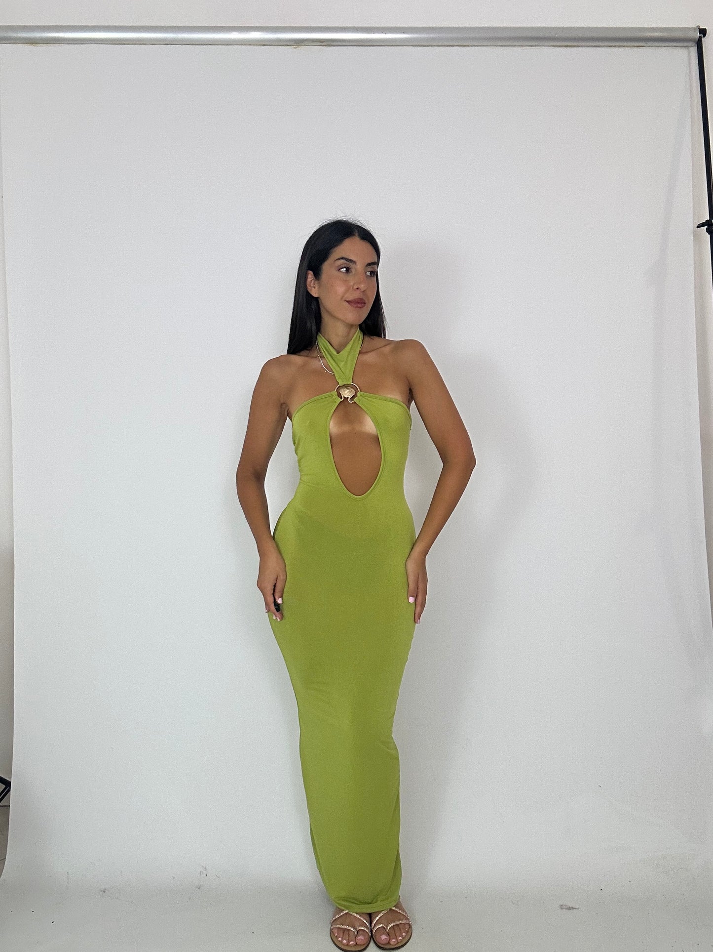 Abito verde con apertura sul seno
